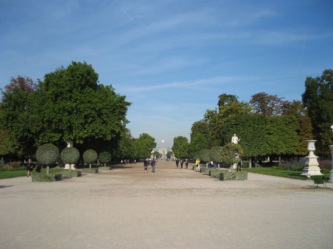 オランジェリーを出て、チュルイリー公園を散歩。<br />広くて立派な公園！<br />ベンチでのんびり日光浴している人がたくさんいます。<br />都会のオアシス。