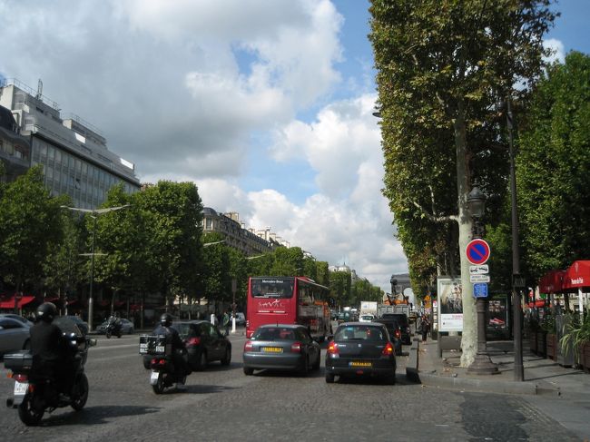 シャンゼリゼ通り。<br />ルイヴィトンなど覗きながらブラブラ。