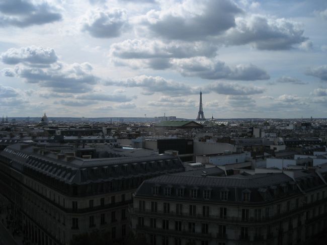 コンコルド広場を抜け、マドレーヌ広場を通り、ギャラリー・ラファイエットまで歩きました。<br />ギャラリー・ラファイエットのフードコートで昼食。<br />パンとスープでささっと済ませ、屋上に上がると、パリを一望！
