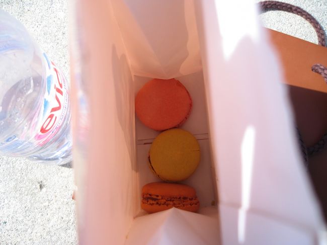 屋上で食後のデザートをいただきます。<br />さっきマドレーヌ広場のラ・メゾン・ド・ショコラで買ったマカロン！<br />キャラメル、フランボワーズ、ピスタチオをいただきまーす。<br />キャラメルが一番チョコに合ってたかな。