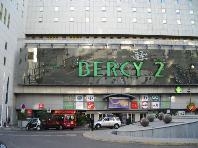 ホテルはベルシー２というショッピングセンターに併設されてます。<br />カルフール、Ｈ＆Ｍ、バージンメガストアなど入っていてかなり便利。<br />２Ｆの「１、２、３」という洋服屋がＨ＆Ｍよりもかわい目な感じで良かったです。ワンピ買いました！
