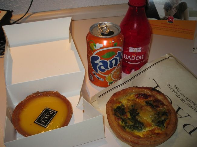 デパートでバックや靴やアクセサリーなど沢山ショッピング。ユーロ安バンザイ！<br />荷物もいっぱいになり、まだ明るいですが、危険を感じる前にホテルに帰ります。こういう所は一人旅だから気をつけないと。<br /><br />夕食はホテル隣のPaulでテイクアウト。昨日は美食三昧だったのに、わびしいなあ。。。