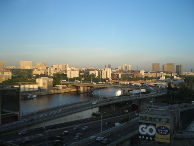 部屋からの景色。<br />うーっすら遠くにエッフェル塔が。<br />夜はキラキラも見えました。<br />反対側の部屋は中庭しか見えないそうなので、ラッキーでした☆