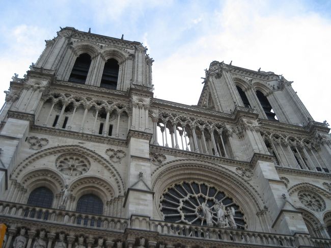 最終日は出発時間までフリー。<br />本日は駆け足観光！<br />まずはノートルダム寺院。バラ窓は本当美しかった！