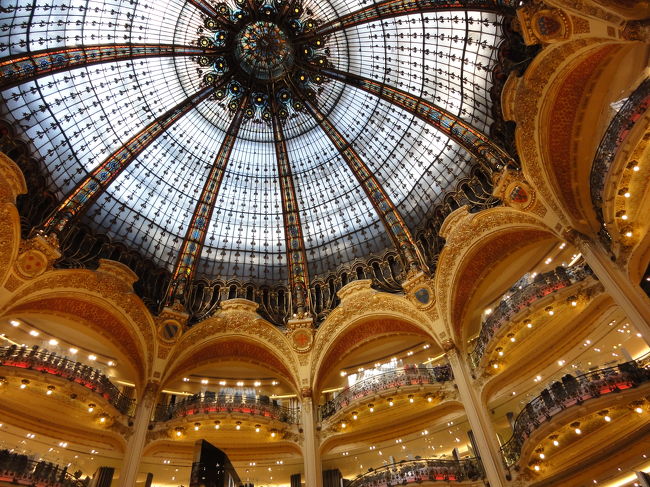 ギャラリー・ラフェットの天井ドーム、を撮影中支那人も撮影に来たので、早々に退散。