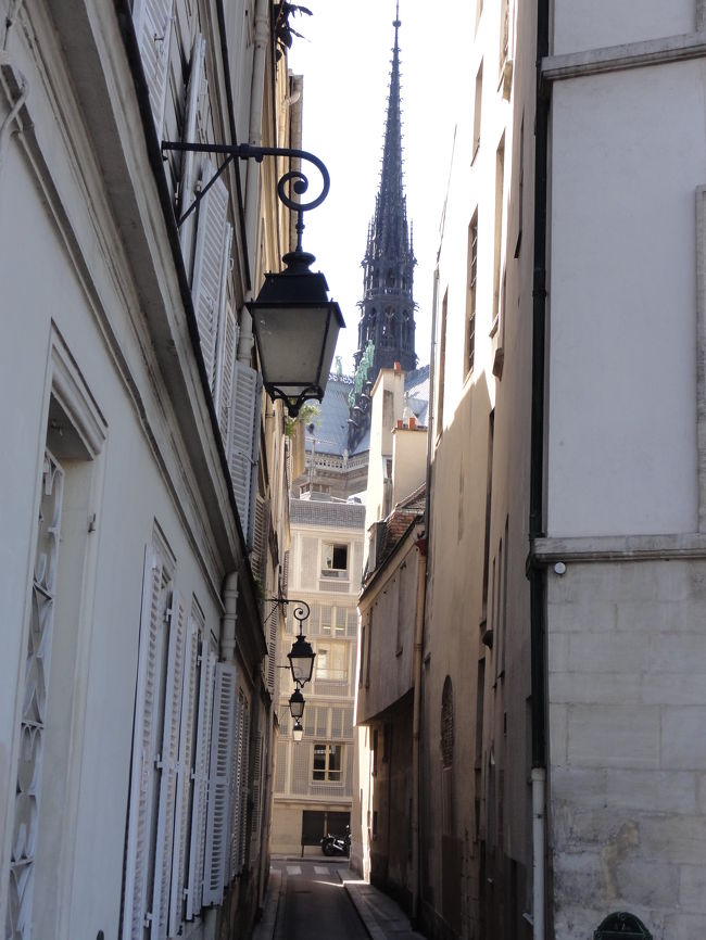 パリの露地の切り抜き。