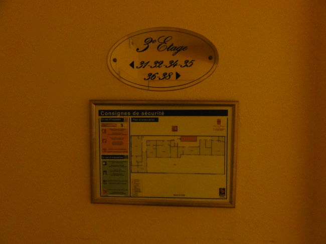 一旦オテルに帰って、衣装替えをして予約の「ル・トラン・ブルー」にいく用意をします。