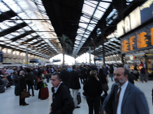 「ル・トラン・ブルー」はリヨン駅の構内にあり、アールデコ調の店内にフレスコ画とシャンデリアが輝く豪華な雰囲気のレスタウランテで、前回パリを訪問した時に初めて入り、料理の美味しさと店の雰囲気に魅せられ、今回もパリ最後の晩餐に予約を入れておきました。