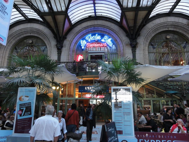 夜２０：３０リヨン駅は旅行者や帰宅を急ぐ人で賑わっています。