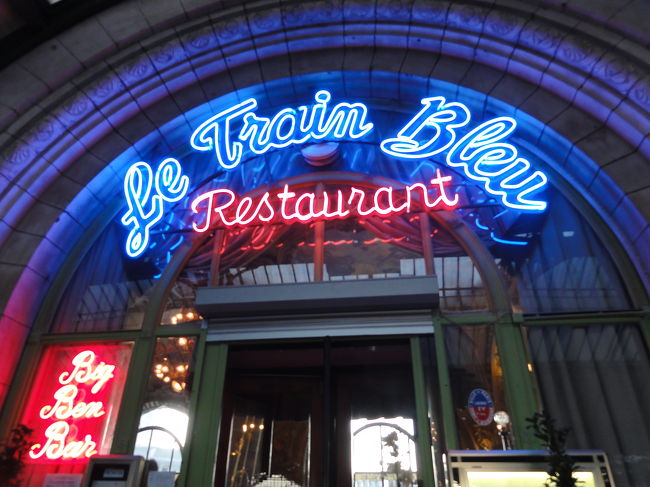 前回と同じく正面から、ル・トラン・ブルーはドレスコードは無いのですが、歴史のある処での食事それなりの敬意をはらって行く事にしました。