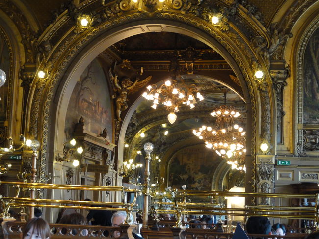 ご覧の様な店内、貧乏な私には場違いですが、パリ最後の日美味しい思い出をっと思い。