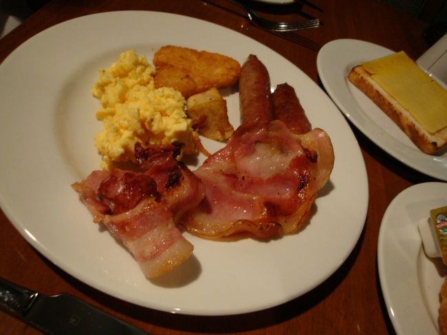 ホテルロビーで、本日お世話になるガイドさんと待ち合わせ<br /><br /><br />本日の、観光も私達のみ！<br /><br />天候が、今シーズン初の雪見たいで、もしかしたら列車が動かなくなるか、ガイドさんが迎えに来れなくなるか・・・って言われたけど・・・<br />晴れ女の私だから、心配ない<br /><br />さあ、ワゴンに乗り込み出発〜〜