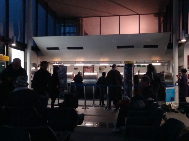 朝、まだ早いのに、駅のチケット売り場は人でいっぱい