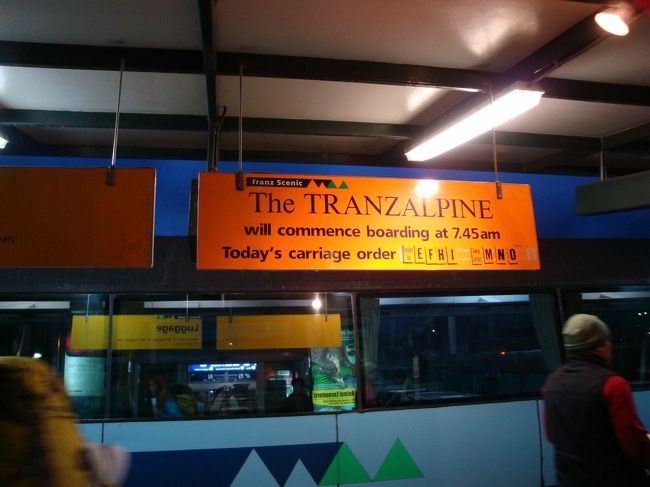 さあ、いよいよ乗車です<br />ここで、ガイドさんと別れ、私達は列車、ガイドさんはワゴンで移動です<br /><br /><br />１時間半の列車の旅<br />行ってきま〜す