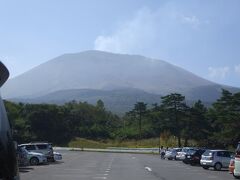 鬼押出しからの浅間山。うっすらと噴煙。