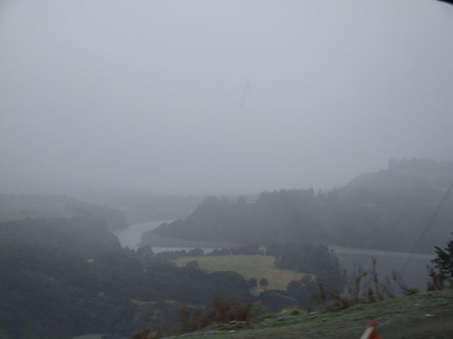 雪が、激しく吹いているので、結構寒い・・・<br /><br />左側にいた私に、一眼レフのお兄さんが声をかけてくれて、「こっちの方（右側）が良い景色が撮れるよ」と言われたようで移動<br /><br /><br />左手にニュージーランド最長「ワイマカリリ川」が見えます<br /><br />