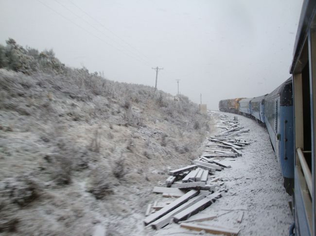 人がデッキにあふれてきたので、また左側に移動・・・<br /><br />雪が積もりだしました。。。<br /><br />この後、峠越えするのに、列車が停止し、しばし待つ事に・・・<br /><br />皆がデッキに集中してきたので、車内に退散。。。<br />丁度、旦那様も、他の日本の人達とデッキへ出てきている所で。。<br />交代みたいな・・・<br /><br />
