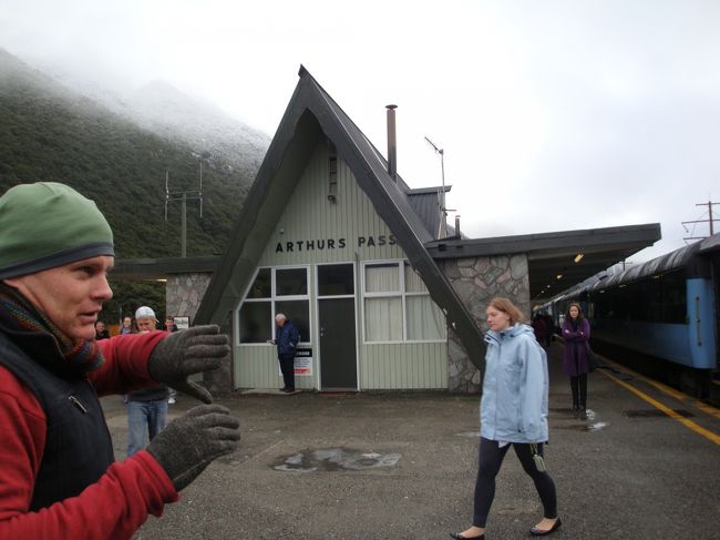 アーサーズ・パス駅到着！<br /><br />ガイドさんも、無事に、お迎えに見えてありました