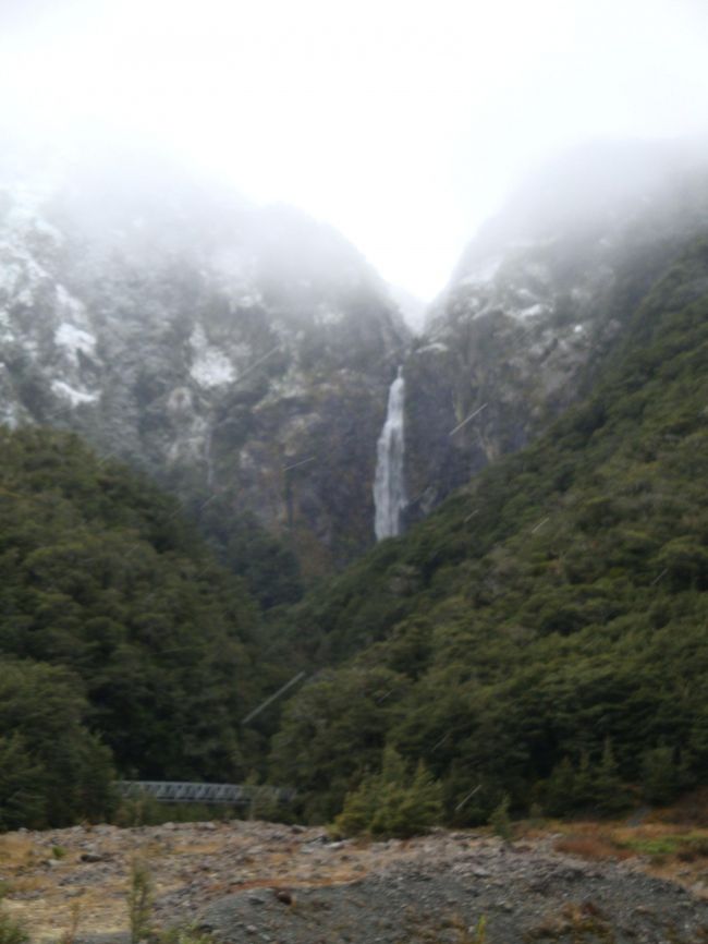 また、移動して、駅近くの滝<br />「デビルス・パンテボウル・ウォーターフォール」<br /><br />列車で一緒だった日本の方たちは、ツアーではないみたいで、歩いてこの滝を見に行くみたい<br /><br />滝つぼまで、歩けるらしく・・・<br /><br />私達は、写真のみ