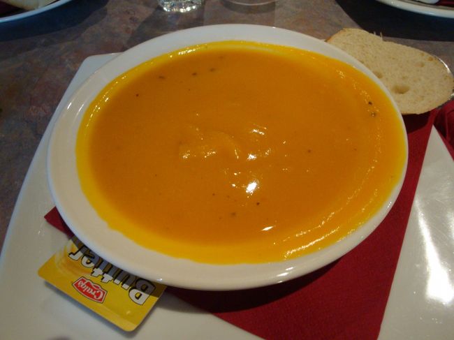まず出てきたのは、パンプキンスープ<br />パンにバター<br /><br />結構、このスープだけでお腹がいっぱいになってしまうほど量が多い。。<br />甘めの、チョット舌触りザラっとしたカボチャのスープ