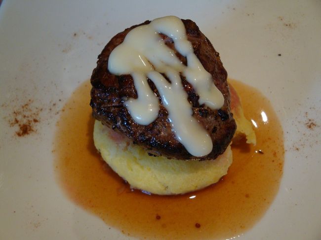 メイン<br /><br />サーモンとステーキと選べたんだけど、２人ともステーキで！<br /><br /><br />結構硬めのステーキだけど肉食ってますみたいに食べ応えがあって美味しかった！<br />下にあるのは、マッシュポテト<br /><br /><br />最後に、コーヒーでランチ終了<br /><br /><br />ガイドさんは、サーモンを頼まれていて、美味しそうだった。。<br />ポテトが、フライポテトだったし。。。<br /><br />