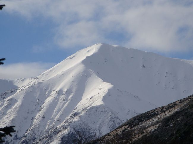ランチ終了後、ワゴンの乗って出発！<br /><br />しばし、ドライブ<br />〜〜〜zzzzzzzzz<br />寝てました。。。<br /><br />景色がガラリと変わり、周りは雪山。。。<br /><br />峠越えに、チェーンを付けないと登れないようになり、しばし、車の外へ。。<br /><br />ガイドさんがチェーンをはめている間、雪だるまを作って遊んでいると、大型トラックが２台繋がって峠越え・・・・<br />滑りながら進んで行くのを見ていたら、ストップ！！<br /><br />２台とも峠が登れず、道を塞ぐ感じで止まってしまった・・・<br />ガイドさんが、チェーンをはめ終わり、でも、動けない状態。。。<br />他の車も、脇を通ったりして行く状態<br /><br />丁度、道路整備の車が２台峠に着き、１台の車で砂利をトラックの前に撒き、トラックが動けるようになり、私達も車に乗り込み出発！