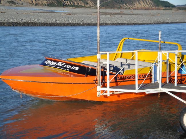 目的地到着！<br />冬の、今日この寒い中、ワイマカリリ川でジェットボードです。。。<br /><br />ツアーに含まれてて・・・・<br /><br />私たち以外は、オーストラリアの新婚さん１組と、中国人が２人２組の計８人<br /><br /><br /><br /><br />