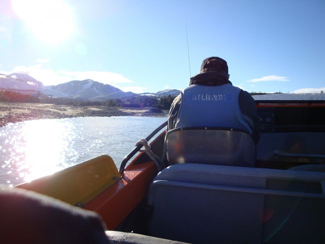 ライフジャケットに、合羽、ニット帽、手袋を着せられて、乗せられました。。<br />３列目の運転席後ろです<br />シートベルトは無く、鉄の手摺のみ。。<br /><br />逆光で眩しすぎですけど・・・<br /><br />出発！<br />したのは良いけど、やっぱり寒い・・・凍えるのは唯一何もしていない顔！<br /><br />凄いスピードで進み右や左にスピンするから、写真が・・・<br /><br />スピンする前に、運転している人が手を挙げ回すんだけど。。<br />来るよ！来るよ！って感じで、旦那と手すりをギュウッツて握る始末。。<br /><br />長い間乗せられ、色々、停まって説明しているんだけど？？？？<br />何を言われているか分からないまま。。他の人は、「イエーイ」とか、「オー」とか言ってるのに・・・<br />少しだけ分かる時には、一緒に「イャァー」とか言ってたんだけど、旦那はさっぱりだろうな・・とかおもいつつ