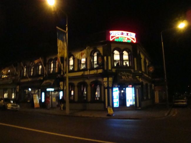 ホテルに戻り、１時間後、夜のツアーに！<br /><br />現地OPで付けたツアー「キウイナイトツアー」に参加。。と、言っても、私達２人だけなんだけど。。<br /><br />まずは、夕食へGO----<br /><br />