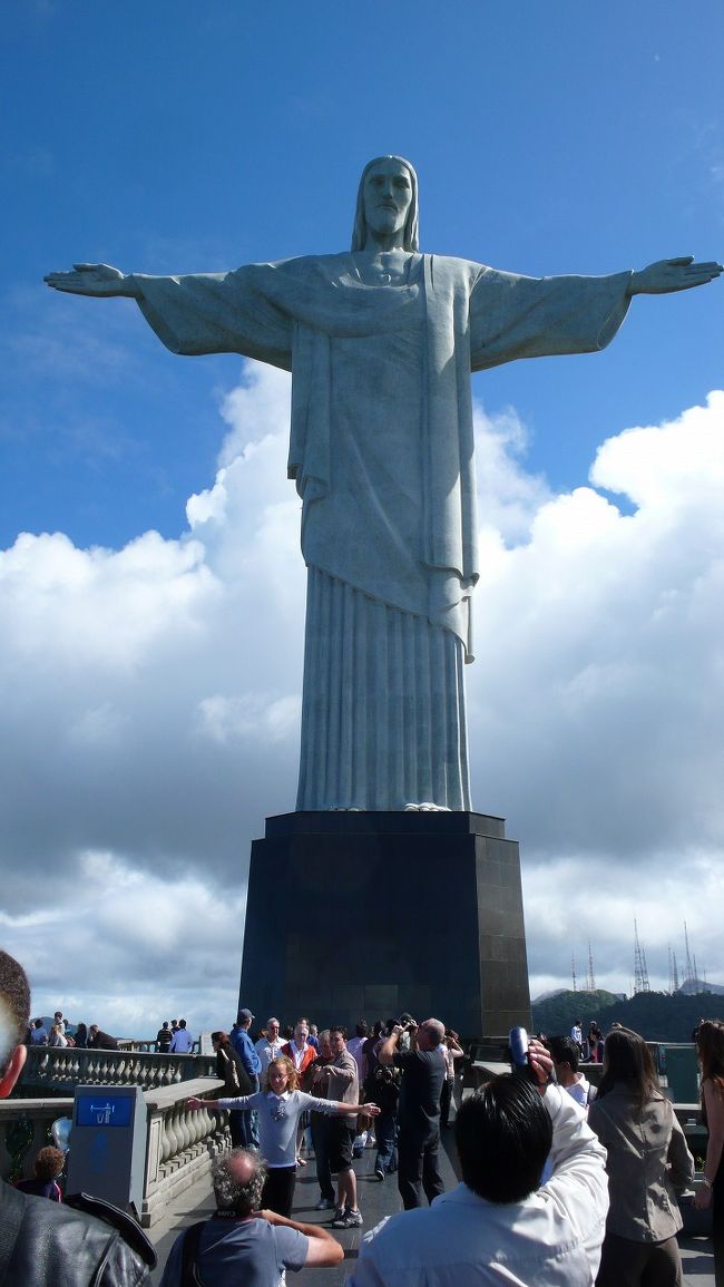 コルコバードに到着。<br /><br />きれいな像でした。<br />でも、インパクトという点ではキトの像があったかな？<br />
