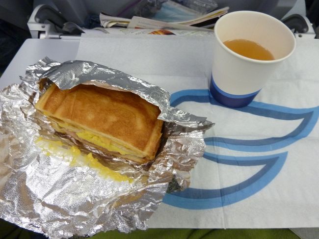 ２食目の機内食。ホットサンド！<br />これ、おいしかったぁーーー！！！