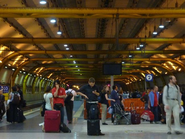 ローマ着！<br />こっちも遅れちゃったから、ローマに着いたらもう真っ暗。<br />レオナルドエクスプレス待ち。<br /><br />チケットの買い方がわかんなくてローマ初試練。<br />２人分買って１枚しかでてこないとか思わないんだもん。<br />打印するのかもわかんなくて、一応打印したけど、いらなかったんだろうな・・・・。<br />行きは検札なかったけど、帰りは車内で検札がきた。