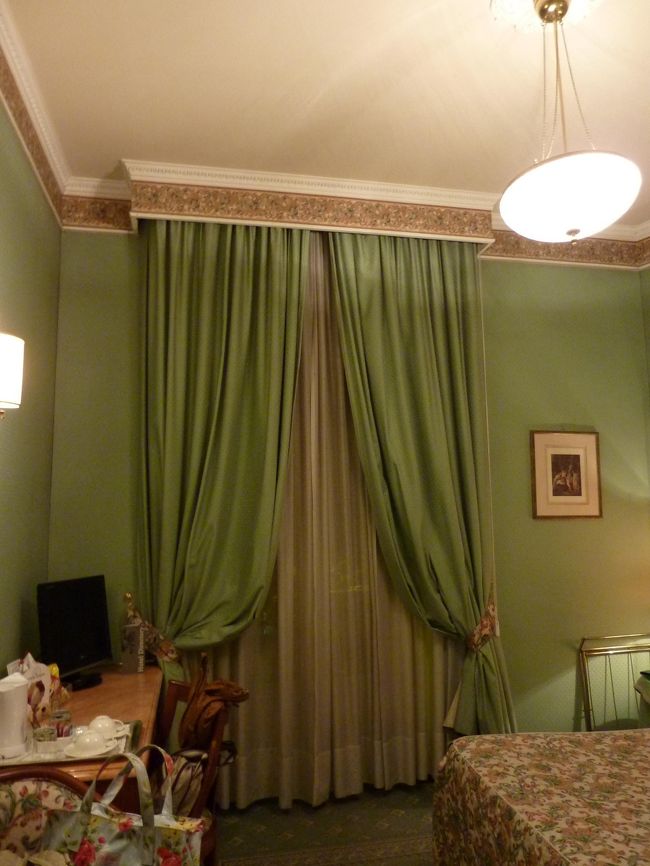 真っ暗な中着いたのでびびりながらホテルへ直行。<br />ローマは治安が不安だったからこんなに暗くなってから着くなんて想定外。<br />足早にテルミニ近くの「メチェナーテ　パレス　ホテル　ローマ」へ。４つ星ホテル。<br />なんだかイタリアのホテルに期待を全くしていないと言う気持ちで行ったら、素晴らしいホテルだった！<br />テルミニ駅からすぐだし、わかりやすい場所（サンタマリアマッジョーレ大聖堂のまん前）だし、すごくよかったです。<br />暑かったので全く使わなかったけど、ポットもついていました。ティーバッグも準備されてて、暑くない時期にはありがたいかも。<br />もちろんミニバー・エアコンも完備。