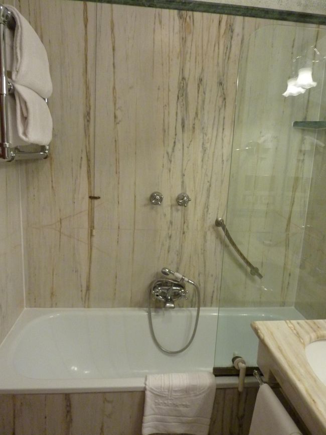 バスルームも綺麗。バスタブつき。<br /><br />水がほしかったので、近くのお店に買い物にだけ出かけるつもりが９時くらいでもホテル近くのジェラート屋が開いていたので、イタリアで初ジェラート！（の写真は妹のカメラでしか撮って居なかった）<br /><br />そのままこの日は就寝。