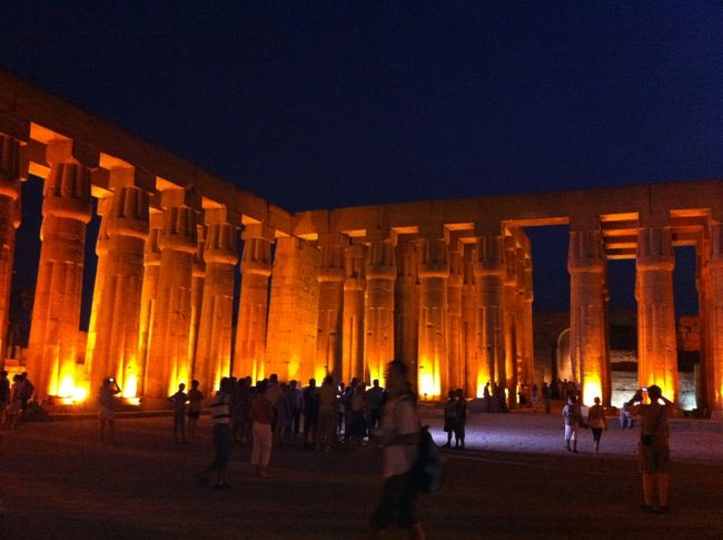 ルクソール神殿のライトアップ。<br />ここはサンセットの時間に行くのがおすすめ。<br />