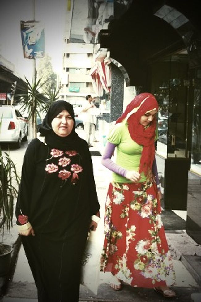 カイロの路地にて。<br />イスラムの服も、カラフルで自由。