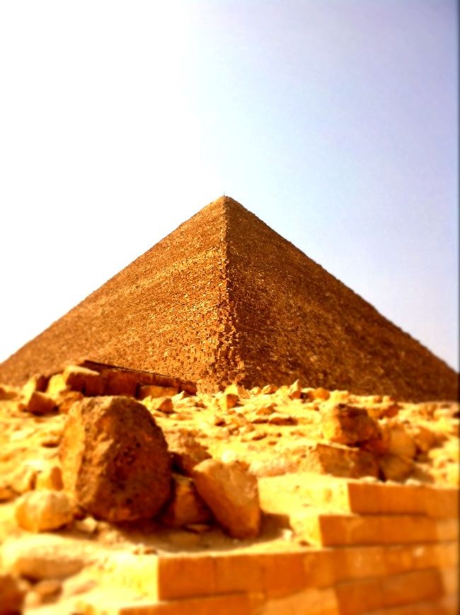 ピラミッドへ。<br />カイロからはローカルバスで２EL。