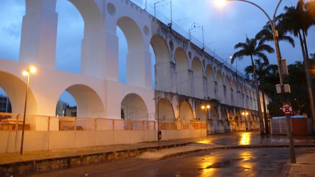 リオでの晩御飯も、自炊したのですが、<br />一晩は外に食べに行きました。<br />水道橋をくぐって・・・