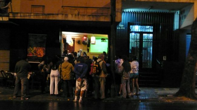 途中の通り。<br />地元の人が、ライブ演奏を楽しんでいました。