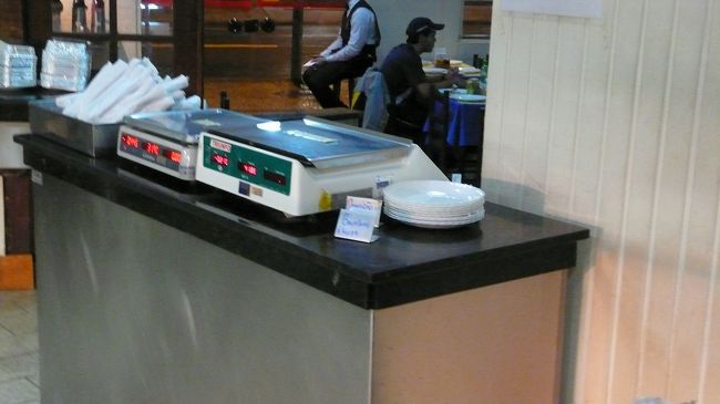 この店がいいのは、やはりブラジルでポピュラーな「量り売り」スタイルでもあること。<br /><br />明朗会計で、ほぼ二人前を一人で飲み食いした僕でも45リアルくらいだった。<br />普通の人なら30もいかないのとちがうかなと思います。<br /><br /><br />