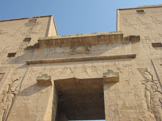 建物の上に王の象徴が・・・