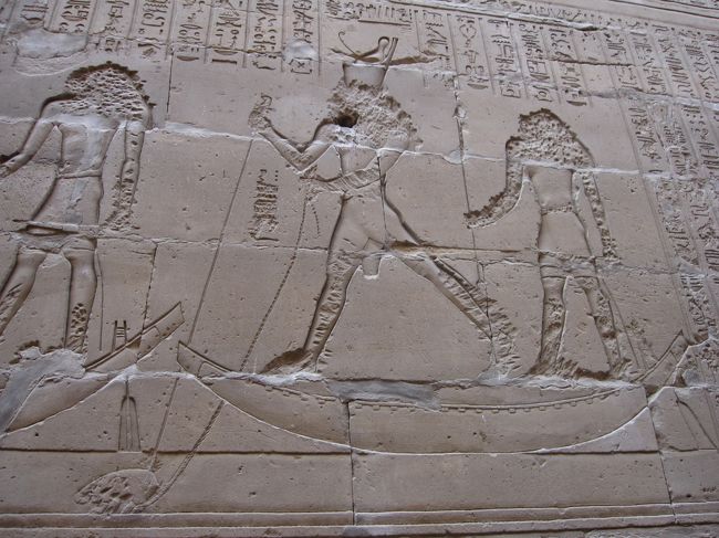 カバ狩りをするファラオ（左）とホルス神（中）です。<br />レリーフがたくさんあります。