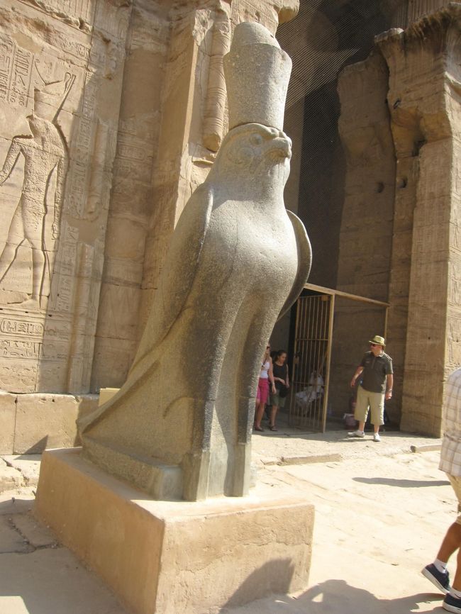 エジプト国内でもっとも美しいホルス神像です。<br /><br />ここは写真を撮るのが大変です・。・；