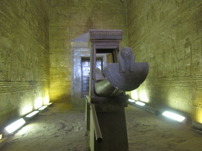 至聖所です。<br />ここも写真撮るのに一苦労。。。<br /><br />ここは、最高位の神官とファラオしか入れなかった場所です。
