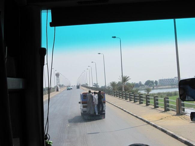 コムオンボに向かう途中で乗り合いバスが・・・<br />人が外に出てますけど！？