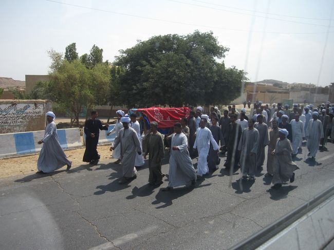 こちらも向かう途中に出会いました。<br /><br />葬式だそうです。<br /><br />男性が前でその後に女性が続きます。<br />結構な人数でした。