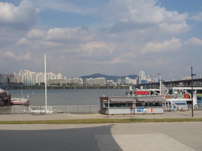 お腹いっぱい韓定食を食べた後は、漢河クルーズに行きました。<br />本当は、夜のライトアップ時に、噴水を見たかったのですが時間の都合がつかずに断念！！<br />15時30分発の、周遊コースに乗りました。<br />1時間の周遊で、14000ウォン。<br />右下にあるのがチケット売り場です。<br /><br />出向まで約1時間ほど待ちましたが、公園のベンチに座るもよし、中に喫茶店、ケンタもありました。