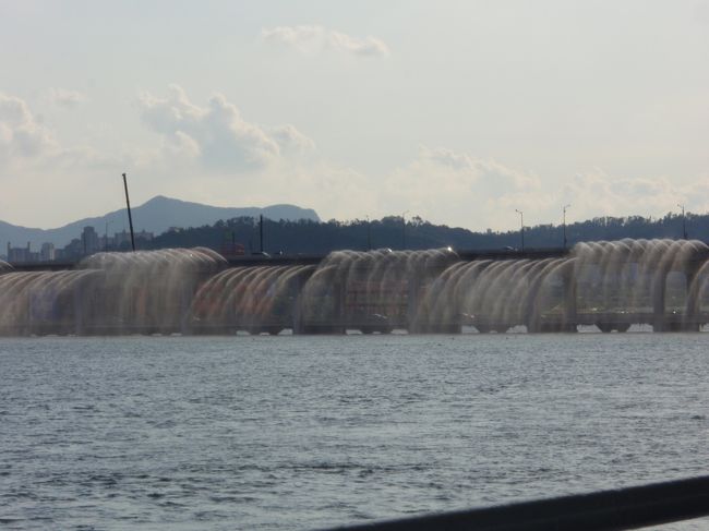 フェリーに揺られて、はや30分！<br />突如、ざぁーと音がしたと思ったら！！<br />なんと、前方の橋から噴水が！！<br />「きゃー。これが見たかったのよぉー」テンションあがりまくりです。<br />とにかく凄いです。ただ水がでているだけでなく、水がウェーブします！しかも、フェリーは突き進み、水のカーテンをくぐります。<br /><br />買い物やグルメもいいけど、お勧めスポットです。