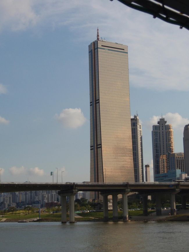 フェリーからみた63ビル。<br />私は見たことないのですが、「マイガール」というドラマのスポットらしく、一緒に行った友人が興奮してました。<br />金色に輝いていて、とってもきれい。というか、悪趣味の域に達しそうな感じです。<br />