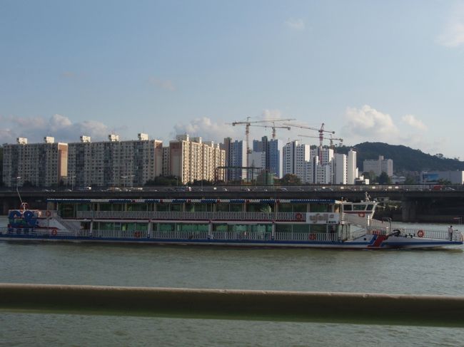 乗ったフェリーはこんな感じ。<br />けっこう大きいです。